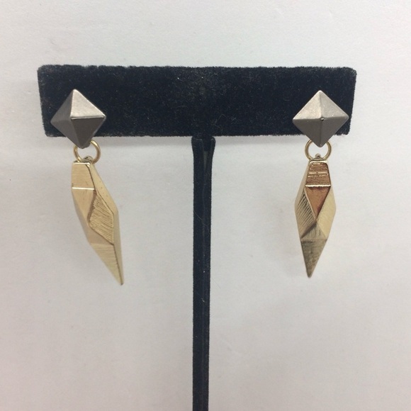 3/$30 NWT ACCESSORY CONCIERGE PYRAMID EARRING DANGLE GOLD TONE GEOMETRIC - Picture 9 of 11